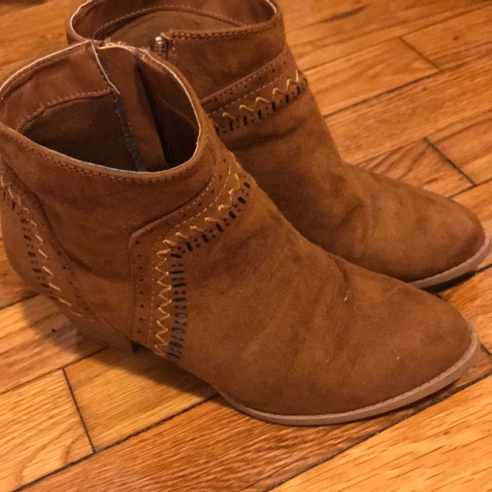 Brown wedges with embroidery